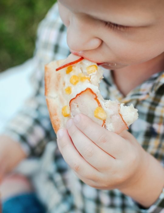 Kid eating pizza